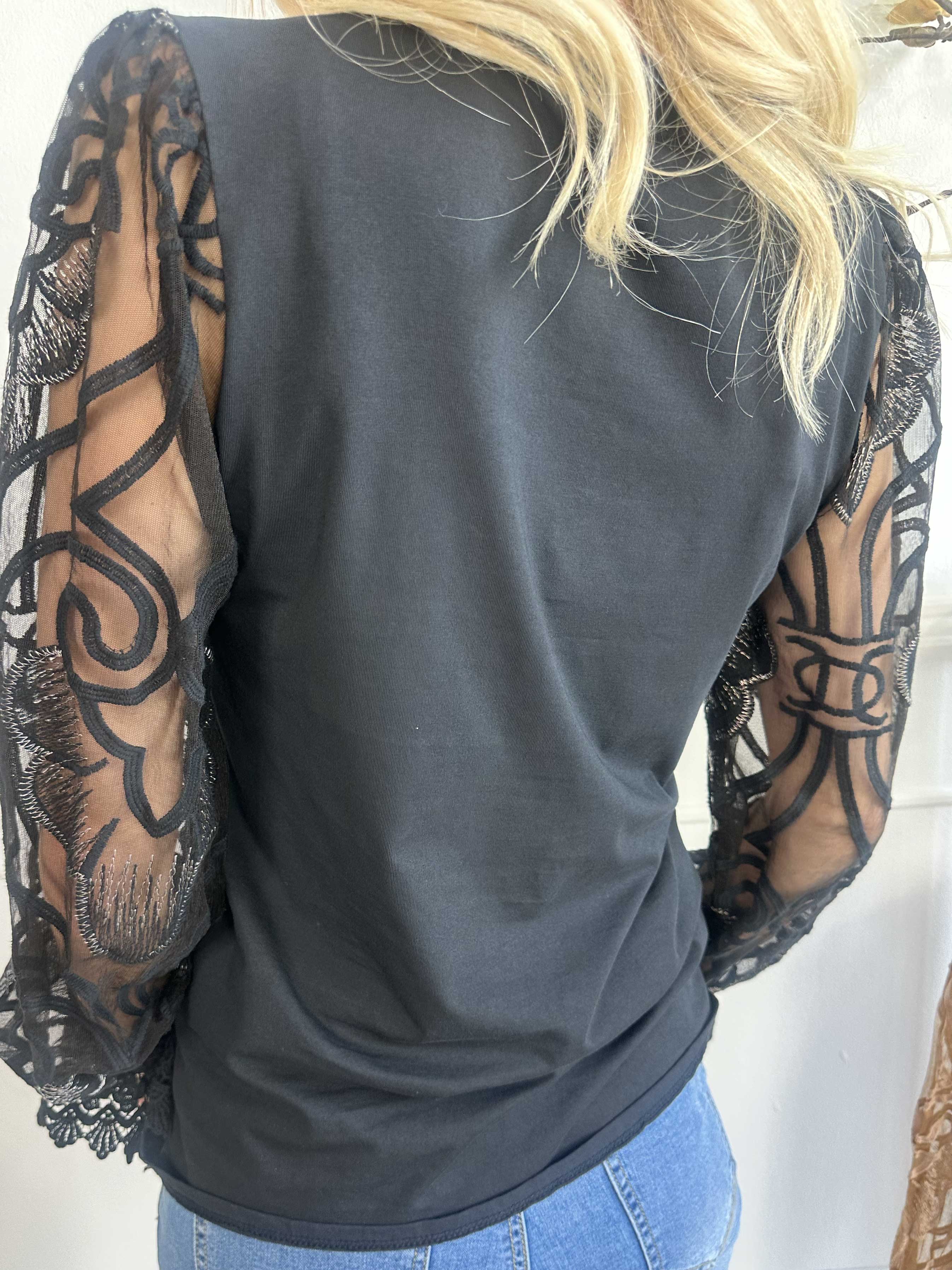 Nadine L/S - Sød bluse med blondeærmer